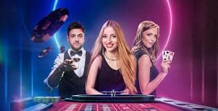 Pemain menikmati berbagai meja Live Casino bot77 di layar smartphone dan komputer dengan kualitas HD